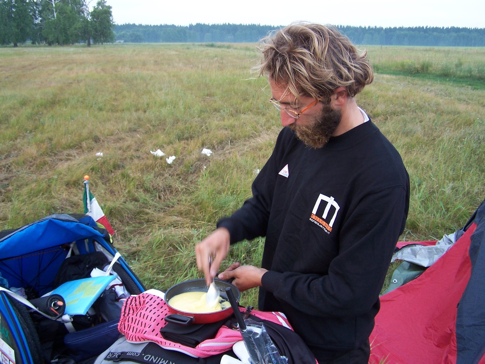Colazione al campo, con la felpa Mongolia Tour Knights, prima della partenza