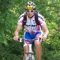 Ritratto di Lenny Valentino Schiaretti in bicicletta